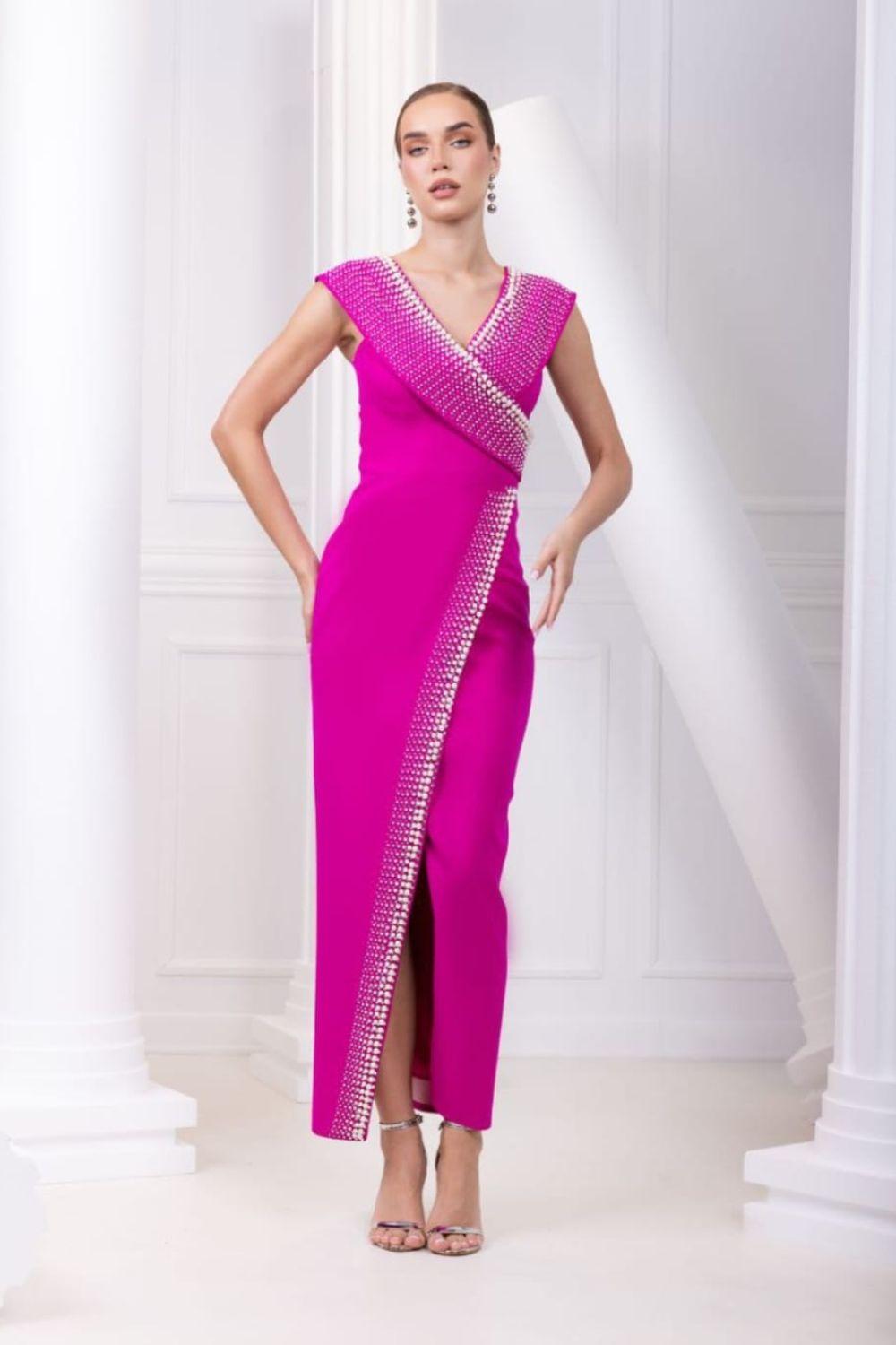 Rochie dama eleganta lunga fuchsia accesorizata cu perle