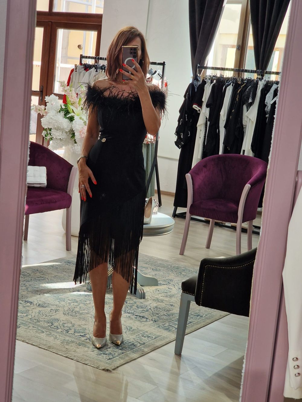 Rochie dama eleganta neagra cu franjuri si puf la umar